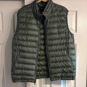 NWOT Quince Olive Green Puffer Vest
